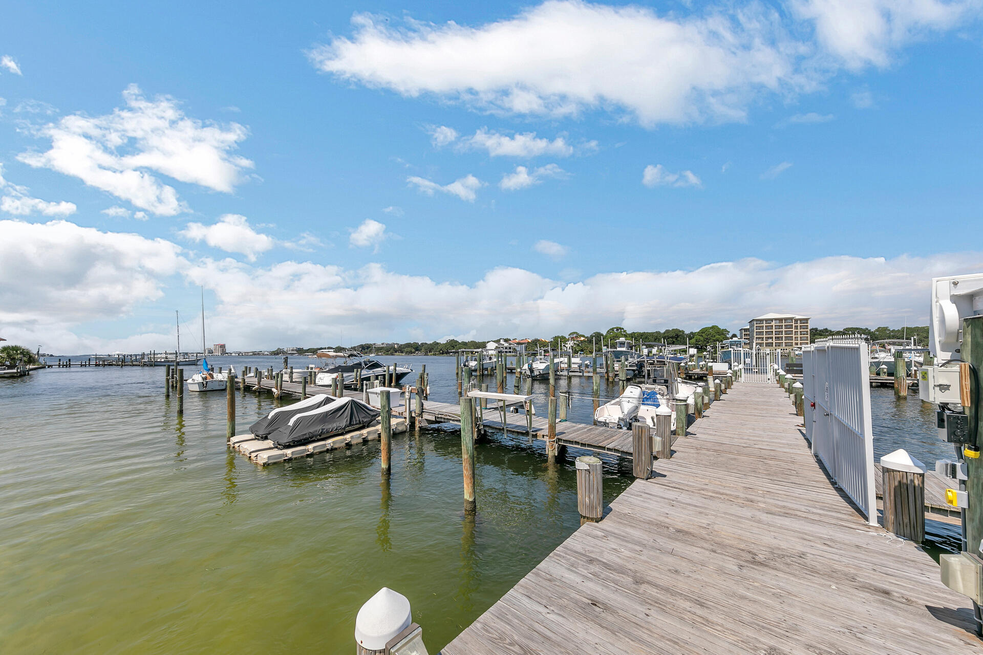 PALM COURT YACHT CLUB - Residential