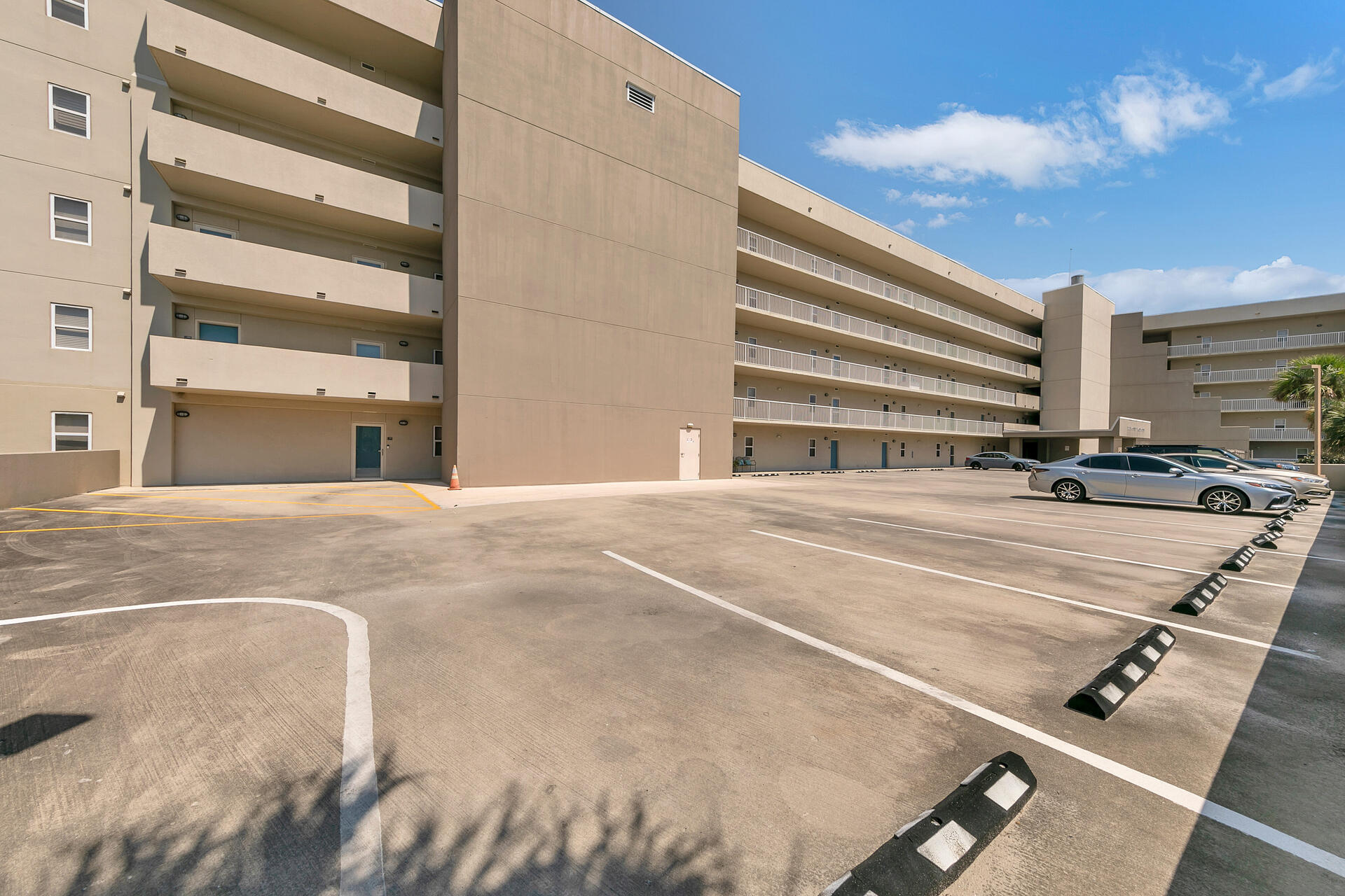 PALM COURT YACHT CLUB - Residential