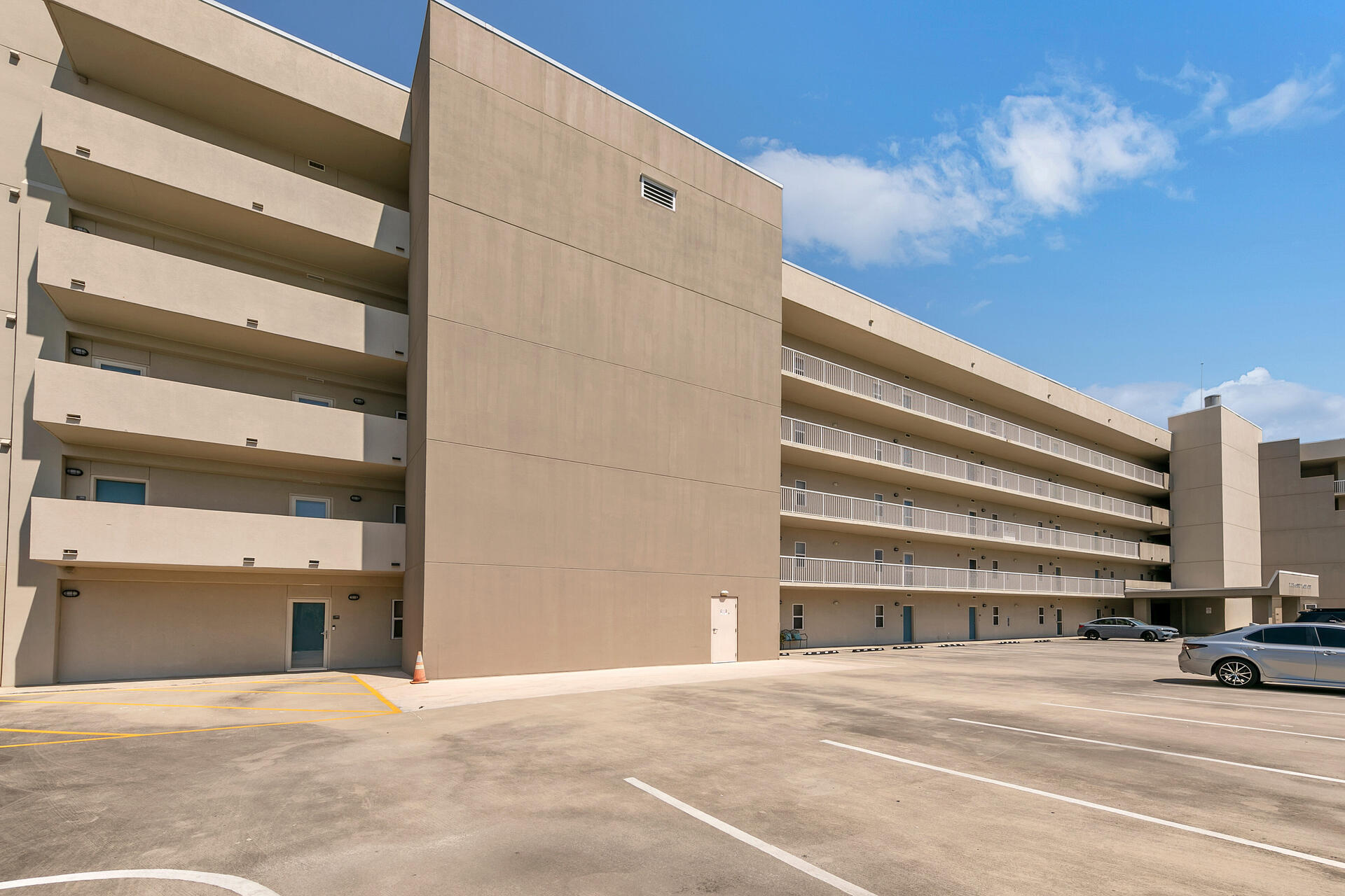 PALM COURT YACHT CLUB - Residential