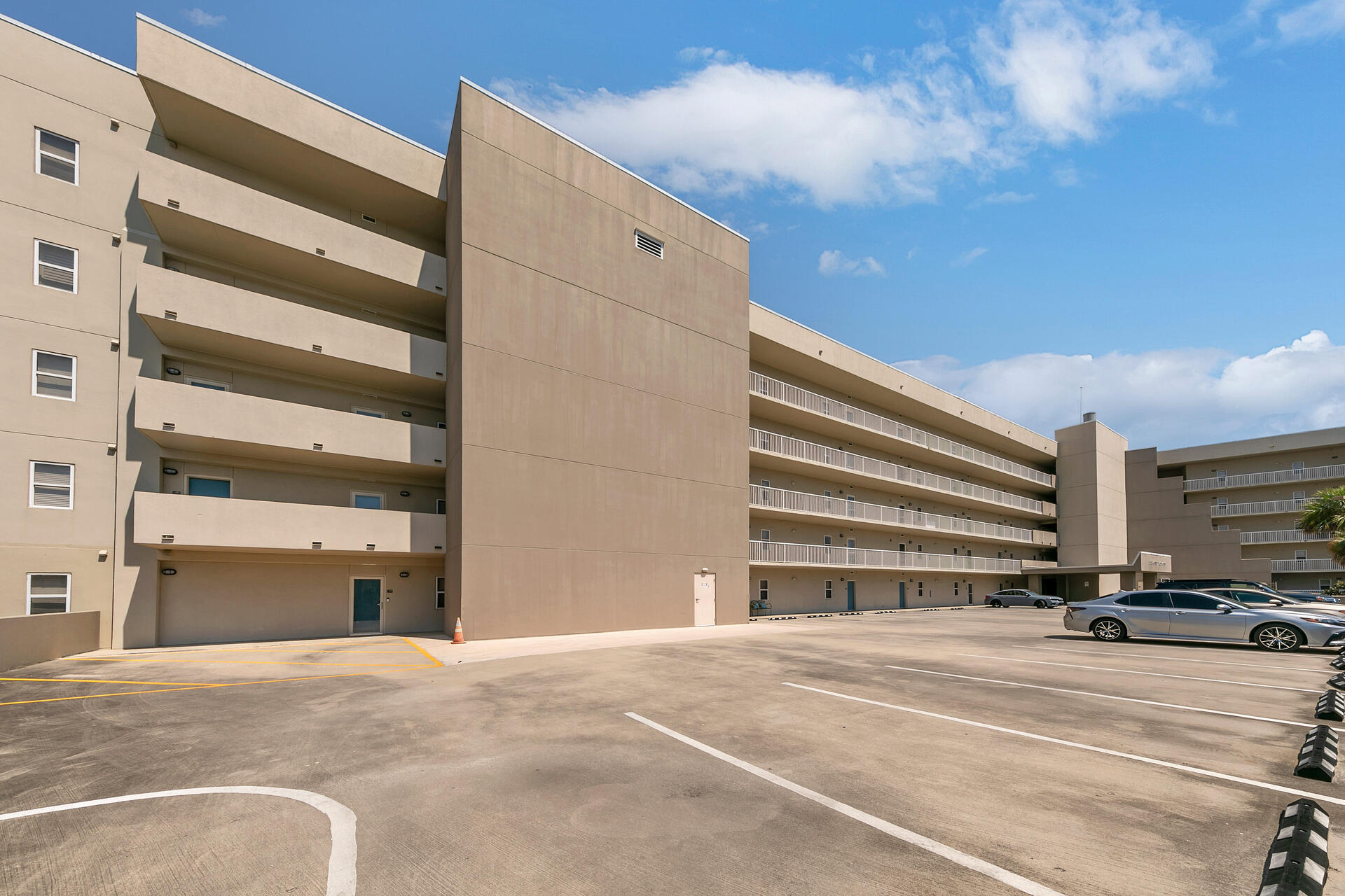 PALM COURT YACHT CLUB - Residential