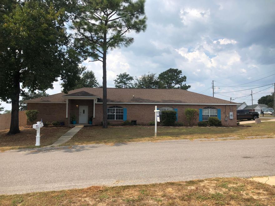 3 bedroom/2 bath, 1860 sq ft + oversized side-load 2 car garage (748 sq/ft) on a corner lot in Riverchase subdivision in Crestview (South of I-10)! Custom paint throughout, Stainmaster carpet in bedrooms, 18'' tile, Samsung stainless appliances (including refrigerator), upgraded kitchen cabinets w/glass tile backsplash, granite counter tops, light fixtures, bathroom vanities w/granite tops, & 2'' window blinds. Open split floor plan - great room w/fireplace,breakfast bar, formal dining room, large laundry room, lots of storage, & it even has a security system. Don't miss the GIANT master closet!