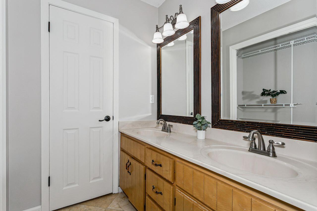 LESLIE MANOR - Residential