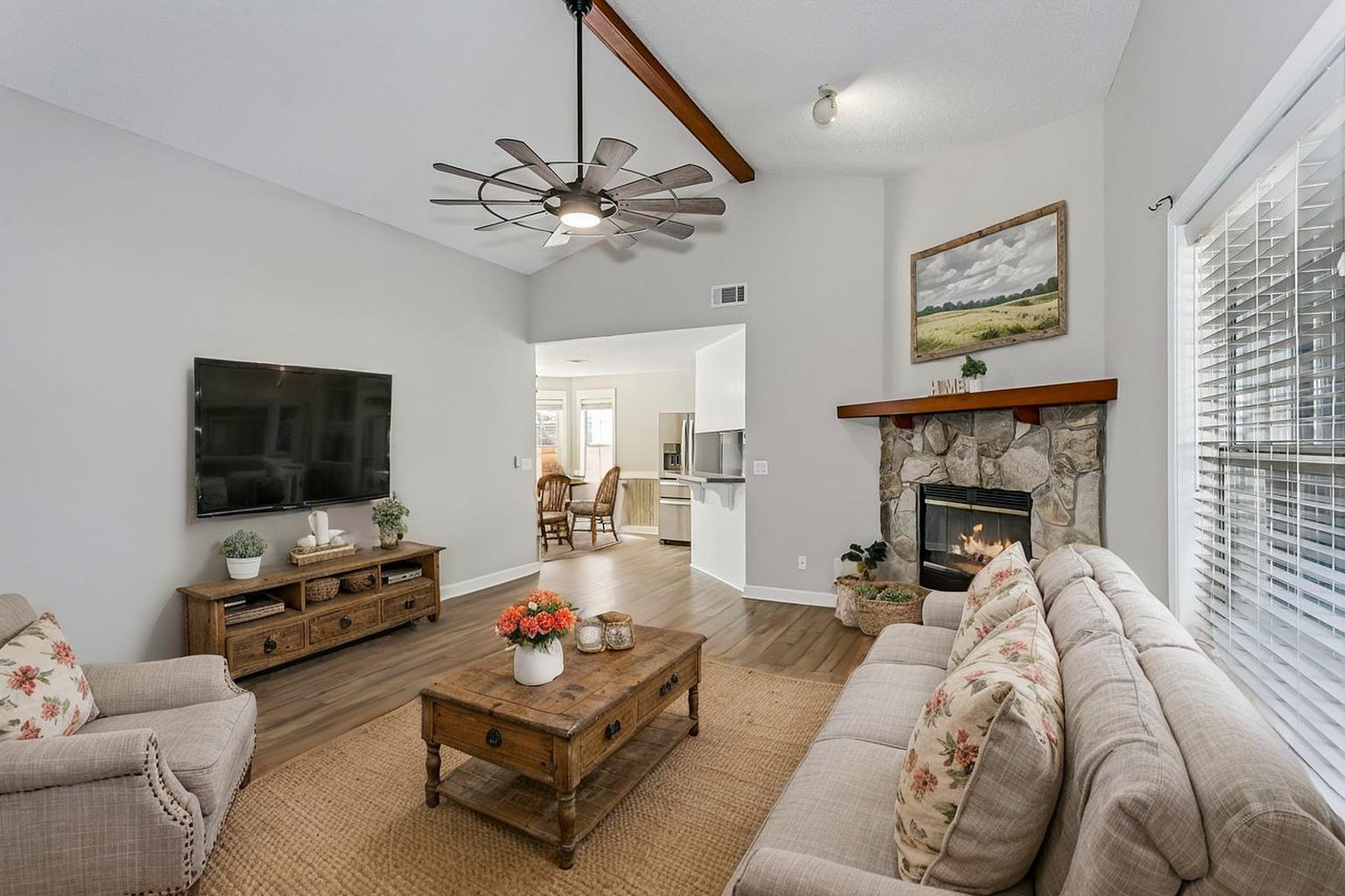 LESLIE MANOR - Residential