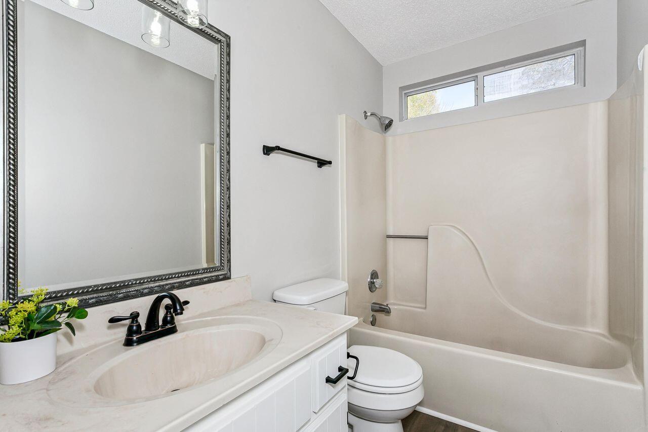 LESLIE MANOR - Residential