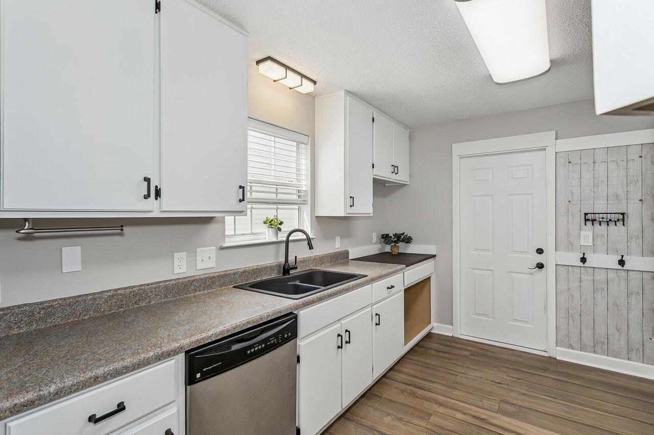 LESLIE MANOR - Residential