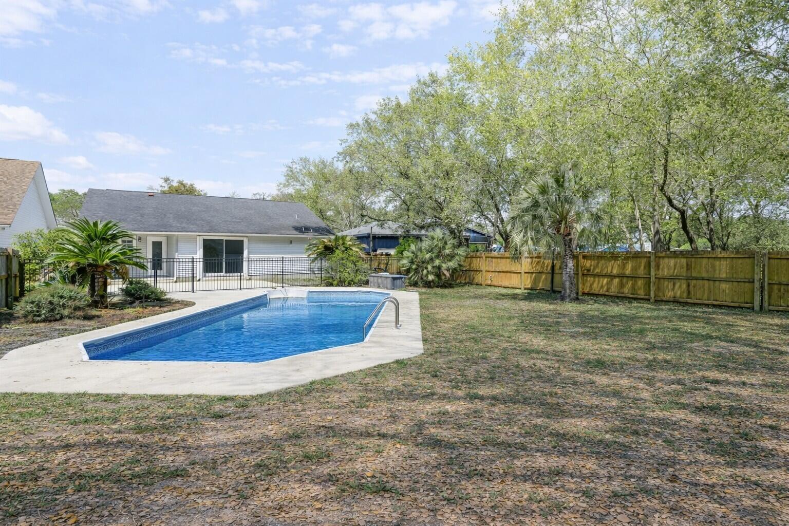 LESLIE MANOR - Residential