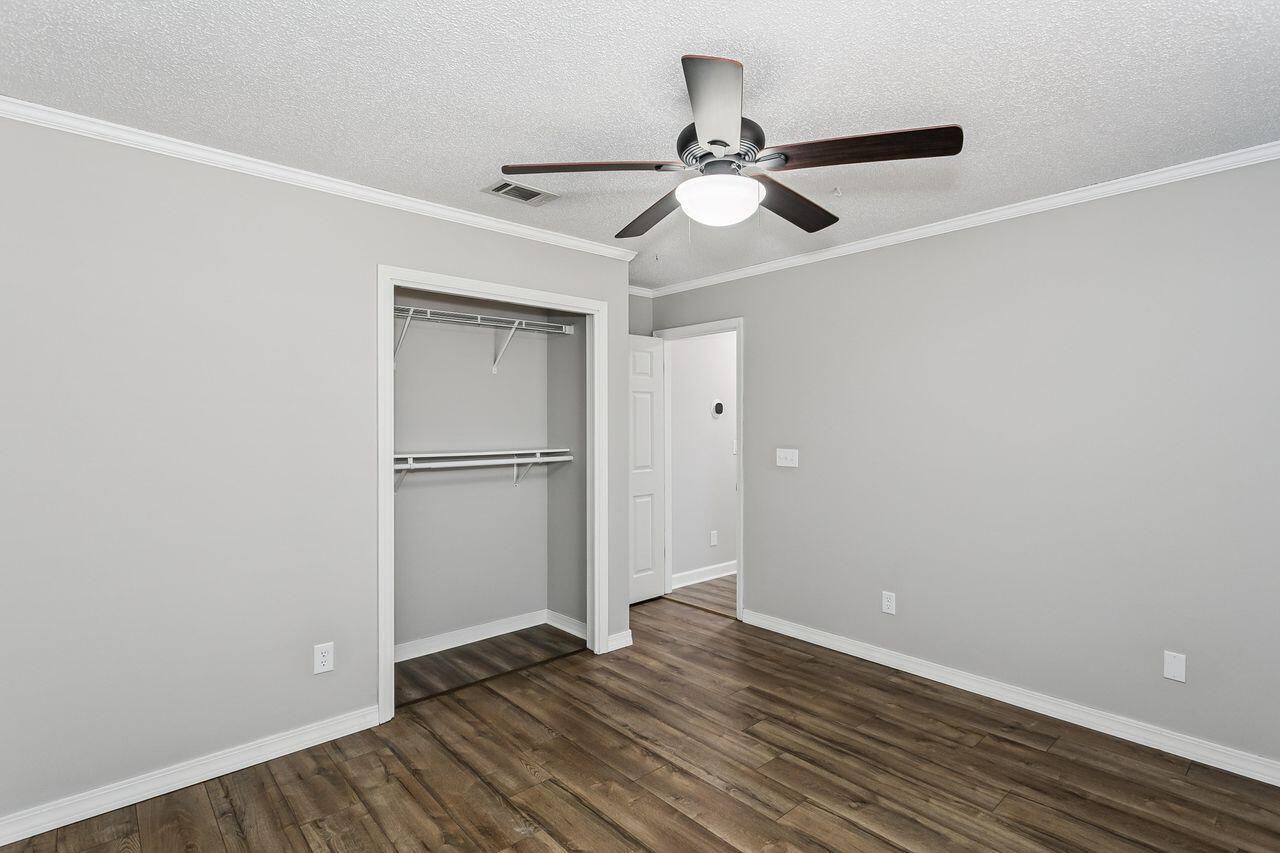 LESLIE MANOR - Residential