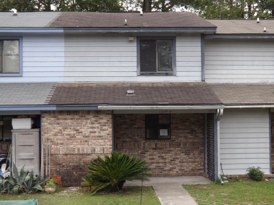 REO. In addition to buyers normal costs, buyer is responsible for docs stamps on the deed (seller is exempt) and a $250 title closing fee. Seller will pay for Owner's Title policy if buyer elects to use sellers title company. Property may not be assigned. Please verify dimensions. PROPERTY TO BE SOLD ''AS IS''. No survey on file. HOMESTEPS Financing is available.