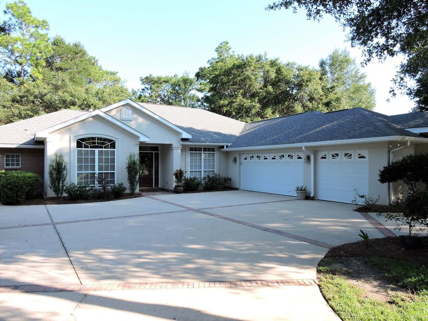 Beautiful home in Rocky Bayou - Spacious great room with fireplace and formal dining room. House freshly painted. Kitchen has SS appliances including a gas slide in range, fridge with ice maker, updated and well equipped. Large private lot with lots of room for a pool. Master suite has large walk in closet, jetted tub, separate shower, and double vanities. Extra large 3-car garage.