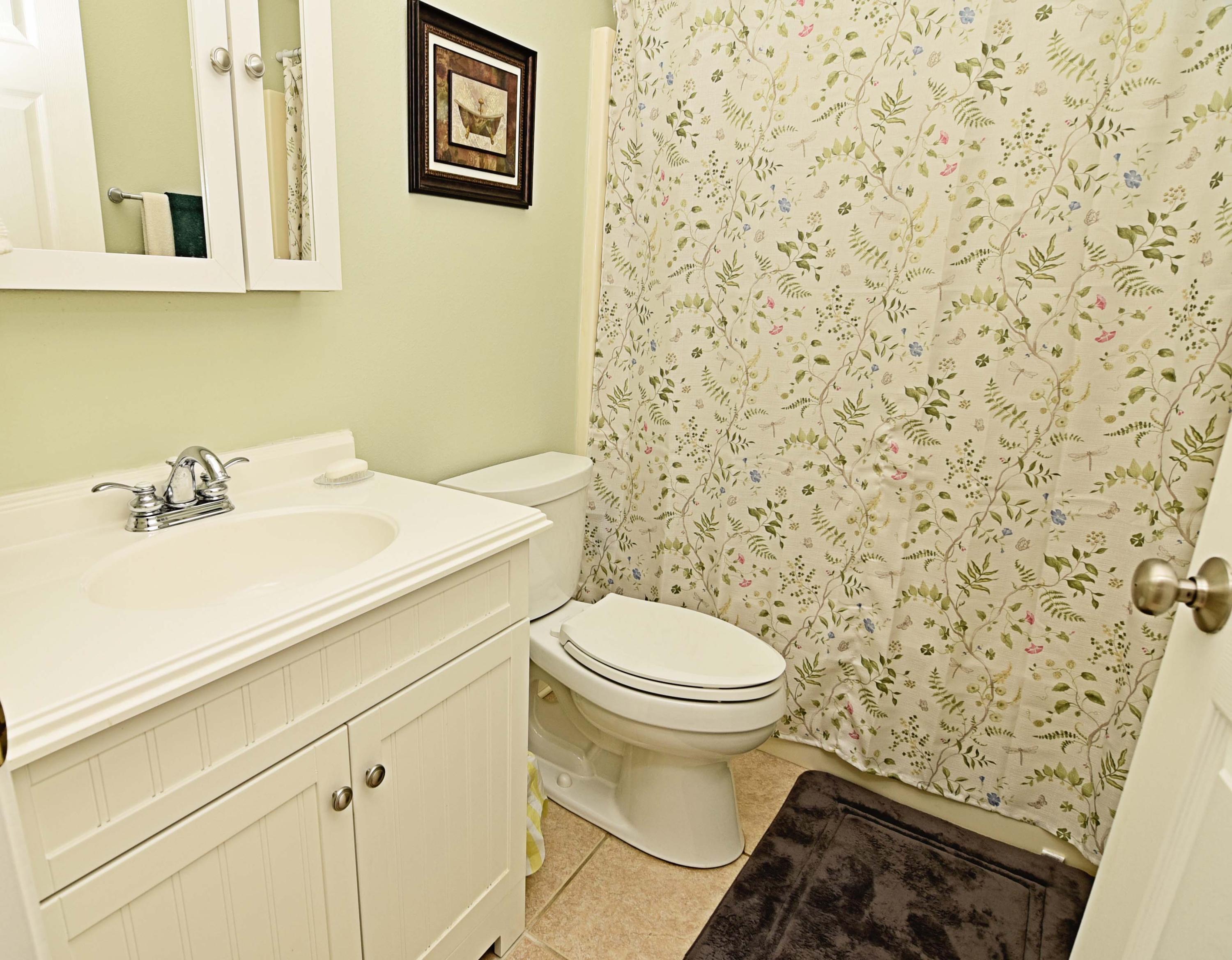 SE COR OF NE1/4 N180.23 FT TO ROW W65.06 FT S180.20 FT E65.16 FT TO POB - Residential