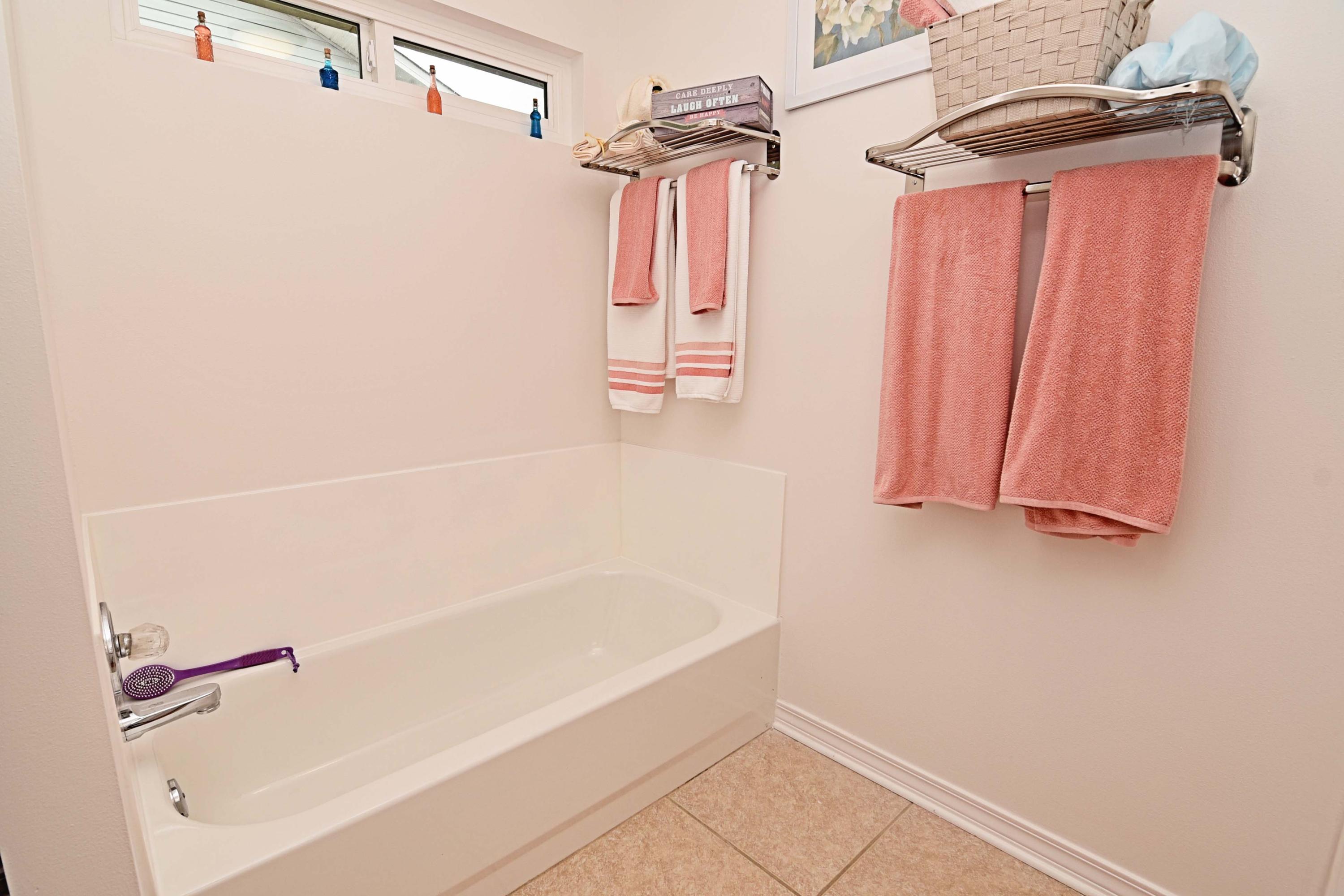 SE COR OF NE1/4 N180.23 FT TO ROW W65.06 FT S180.20 FT E65.16 FT TO POB - Residential