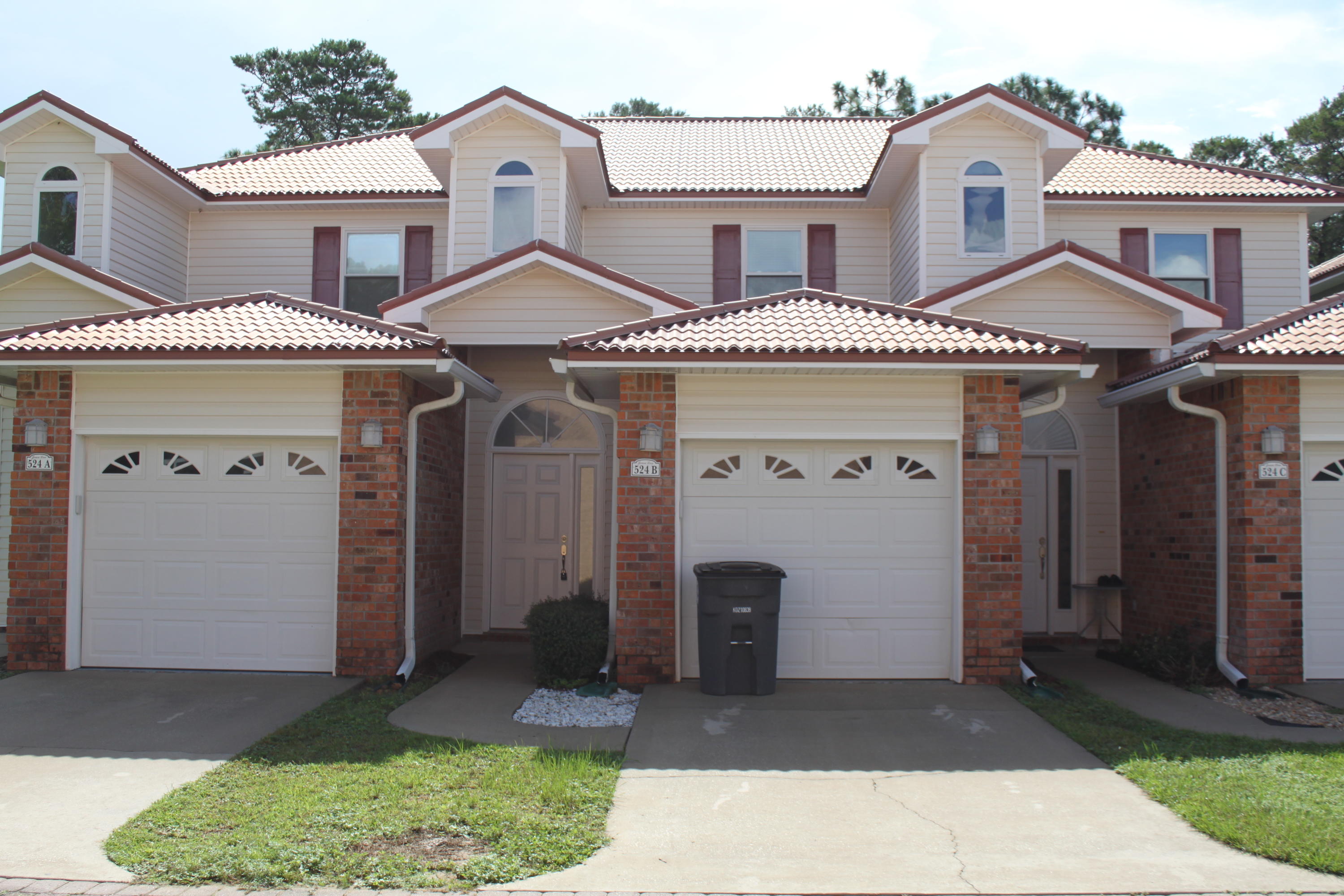 BEAUTIFUL 2 BED ROOM 1 1/2 BATH, GRANITE COUNTER TOPS IN THE KITCHEN, SOLID WOOD CABINETS SOFT CLOSE DRAWERS, SOLID BLOCK WALLS, METAL ROOFS CULTURED MARBLE TUBS AND SINKS.