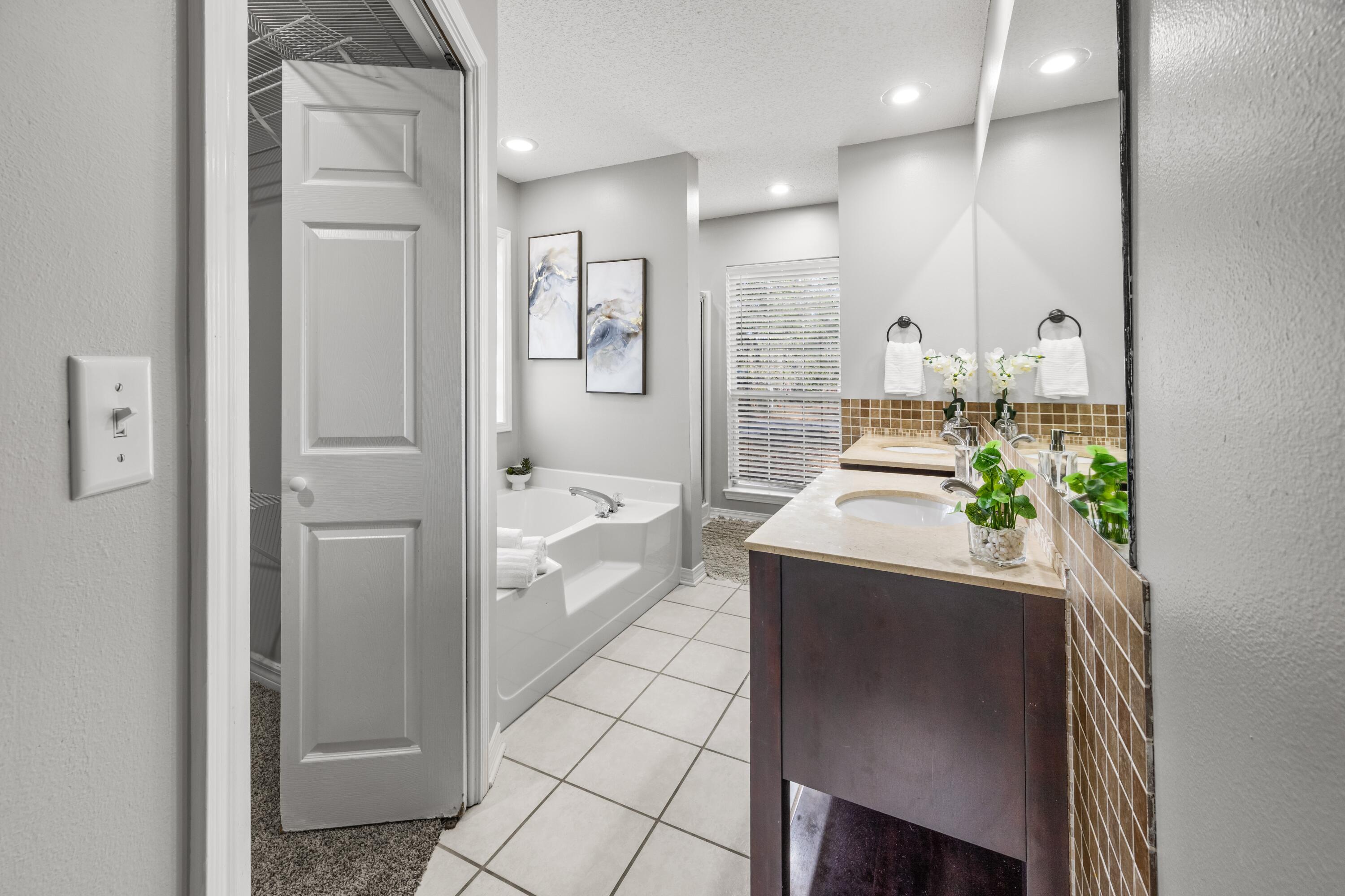 COUNTRY CLUB ESTATES 1 OF CRESTVIEW - Residential