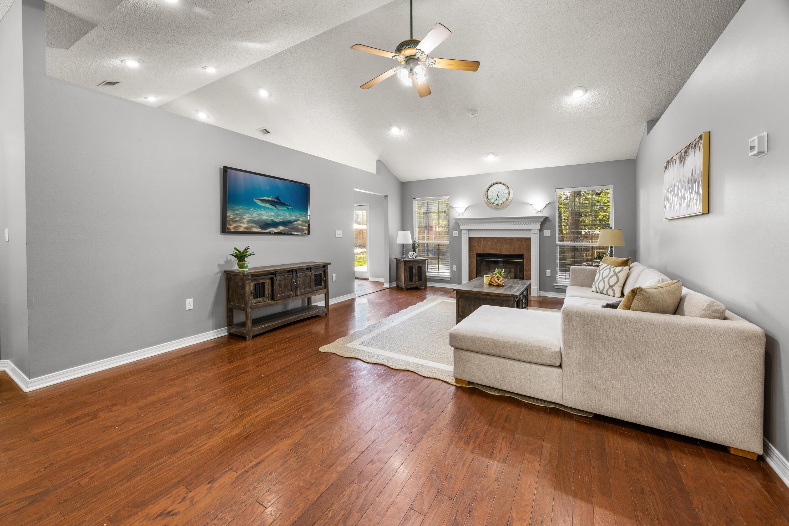 COUNTRY CLUB ESTATES 1 OF CRESTVIEW - Residential