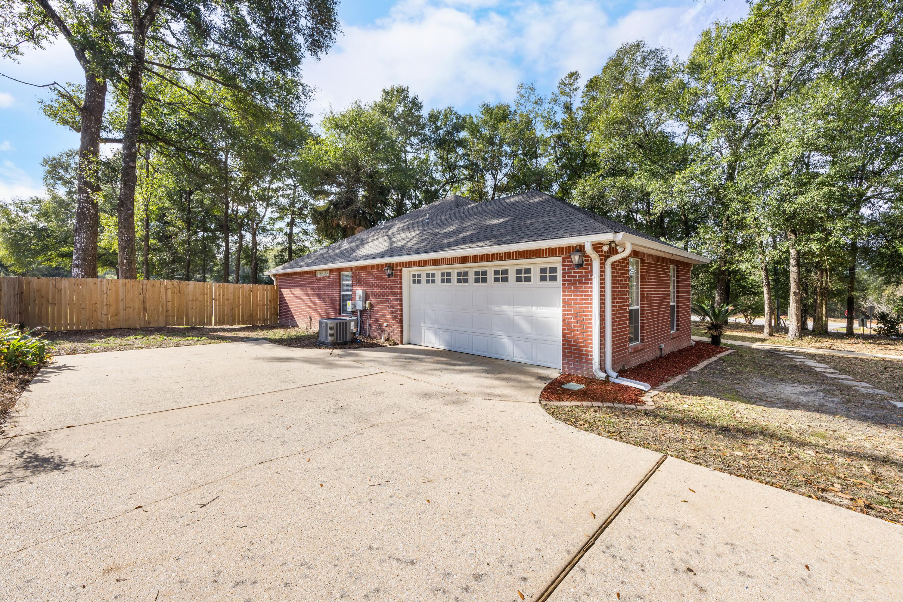 COUNTRY CLUB ESTATES 1 OF CRESTVIEW - Residential