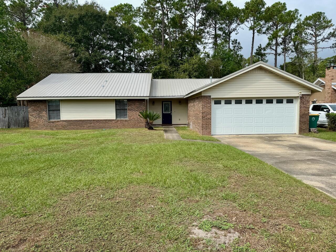 Great house in excellent neighborhood of Northgate in Fort Walton Beach, This 3BR/2BA home has had many upgrades including new roof, new HVAC system. Large private backyard is great for entertaining and large family room with vaulted ceiling.