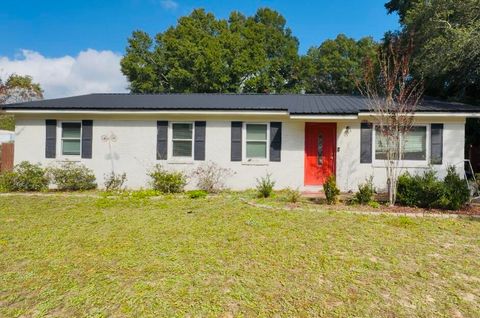 Photo of 108 Oglesby Avenue, Crestview, FL 32536 (MLS # 989749)