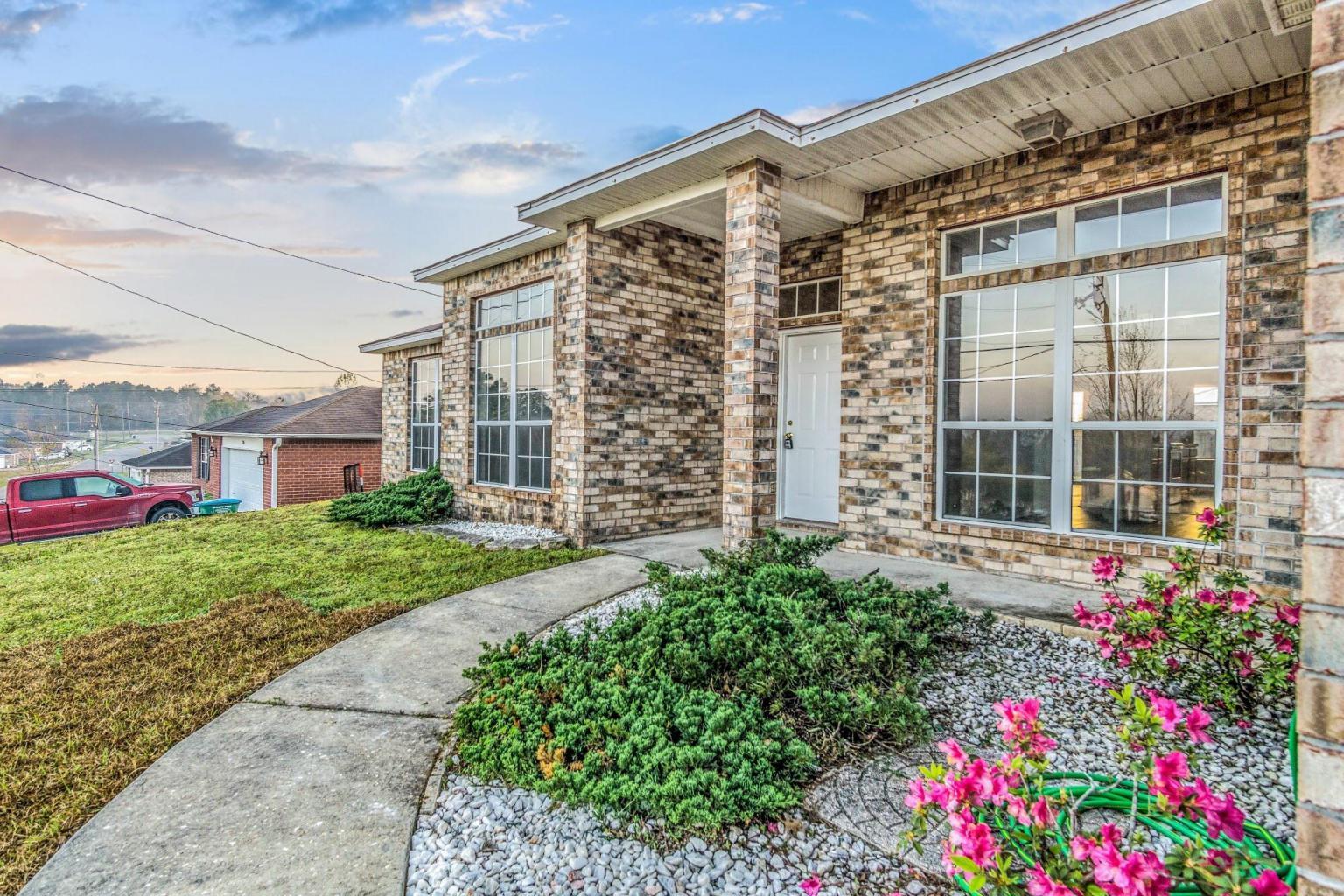 COUNTRYVIEW ESTATES 9TH ADDN - Residential Lease