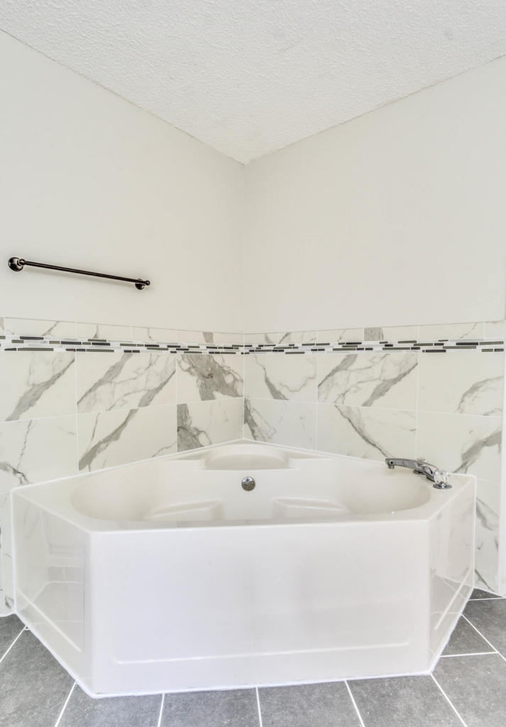 COUNTRYVIEW ESTATES 9TH ADDN - Residential Lease