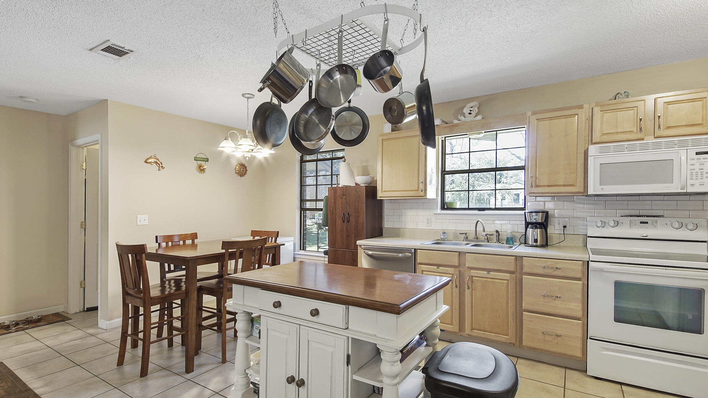 KAM AKERS S/D - Residential