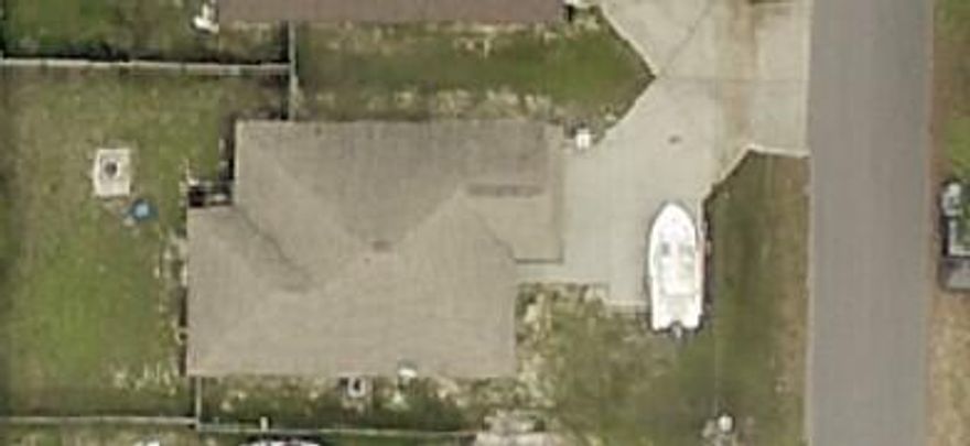 3 bed, 2 bath, one owner home in a great location.  Close to shopping, schools and just minutes from Navarre Beach.