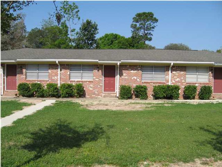 Completely renovated to include porcelain tile throughout and new appliances. 2 Bedrooms/1 Bath with living room/dining room combo is approximately 6 miles from Eglin AFB. Rent includes yard service and maintenance, as well as, sewer. Sorry, no pets allowed and no smoking. Security deposit is $2405