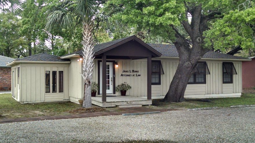 Looking for a great office space at an affordable price? Well no need to look further, because this space comes fully furnished with a huge private conference room, waiting room and two private office rooms. Throw a corner lot and plenty of parking into the mix and it's a no brainer! Schedule your showing now!!