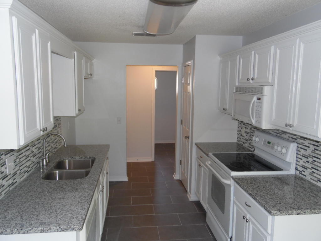 COUNTRYVIEW EST - Residential