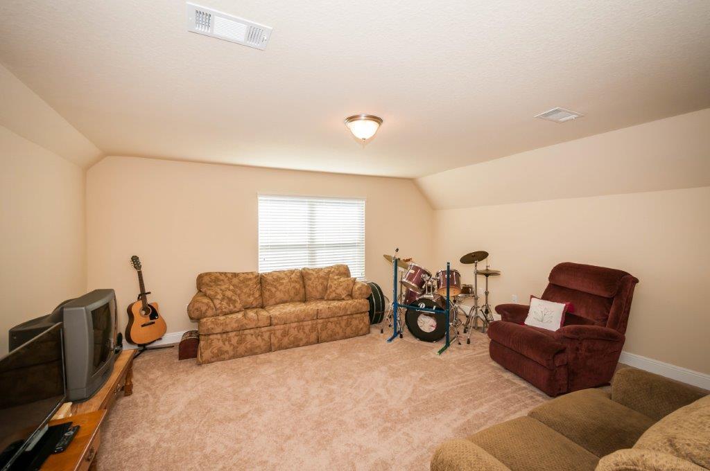 WHISPERING LAKE - Residential