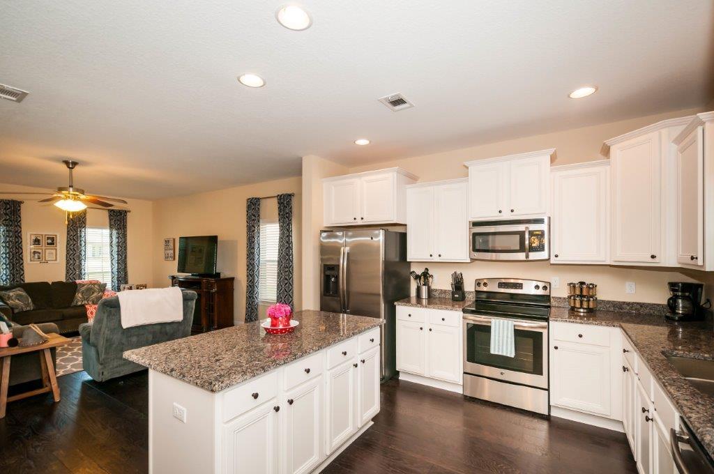 WHISPERING LAKE - Residential
