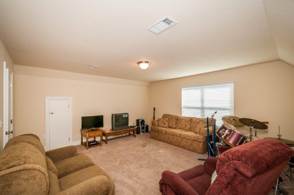 WHISPERING LAKE - Residential