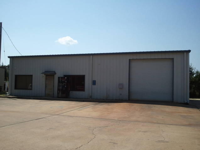 GREAT OFFICE/WAREHOUSE LOCATED ONE BLOCK SOUTH OF RACETRACK RD. BLDG HAS 2 OFFICES AND A LARGE OPEN AREA, 2 BATHROOMS (ONE HAS A SHOWER). THE WAREHOUSE HAS ONE GROUND LEVEL OVERHEAD DOOR AND ONE PERSONNEL DOOR. PROPERTY HAS PLENTY OF PARKING IN FRONT AREA AND ON THE SIDE OF THE BLDG. YARD AREA ON THE SIDE AND REAR. NOT A TRIPLE NET LEASE. TENANT TO PAY ALL UTILITIES. CREDIT CHECK FEE TO BE PAID BY TENANT.