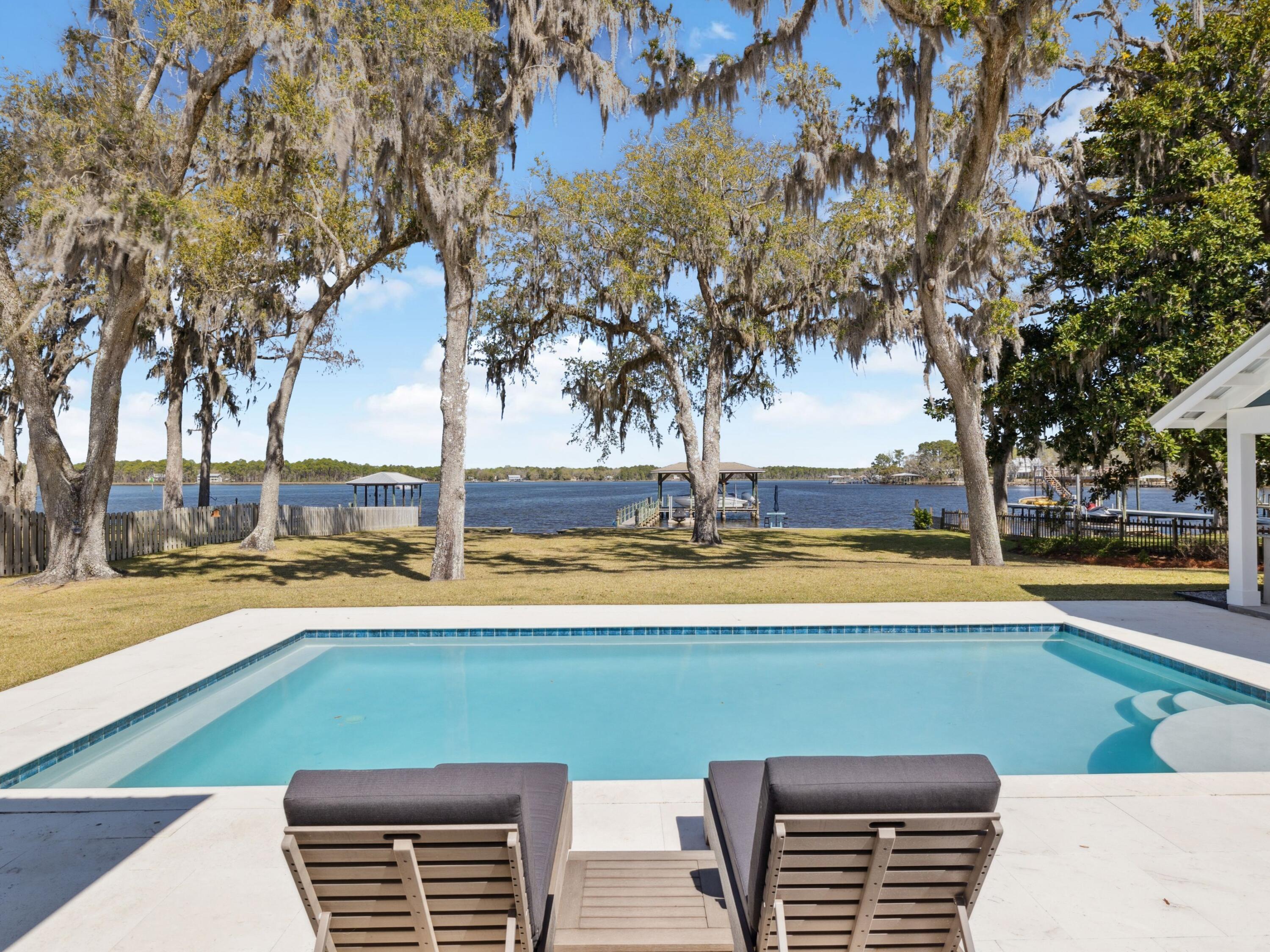 BAY GROVE - Residential