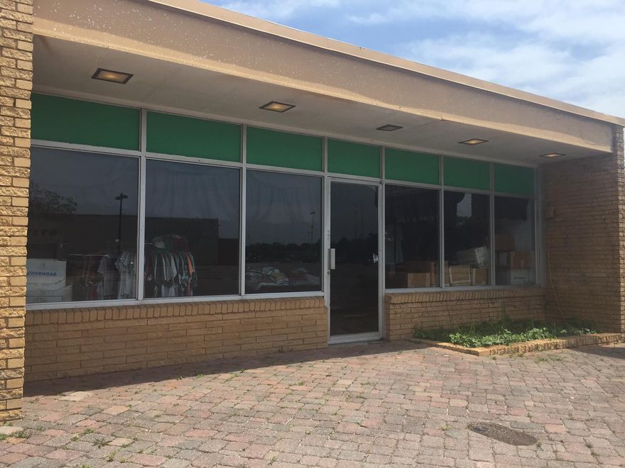 GREAT RETAIL SPACE RIGHT ON EGLIN PARKWAY IN THE HEART OF FORT WALTON BEACH. OPEN FLOOR PLAN AND ONE BATHROOM. PLENTY OF PARKING IN THE BACK.