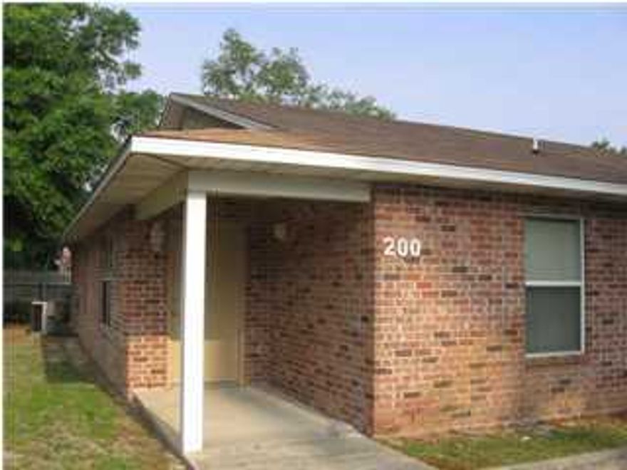 SPLIT BEDROOM FLOORPLAN. LARGE UTILITY ROOM WITH WASHER DRYER CONNECTION. BREAKFAST BAR. LIVING ROOM/DINING ROOM/KITCHEN COMBINATION. SORRY NO PETS AND NO SMOKING.