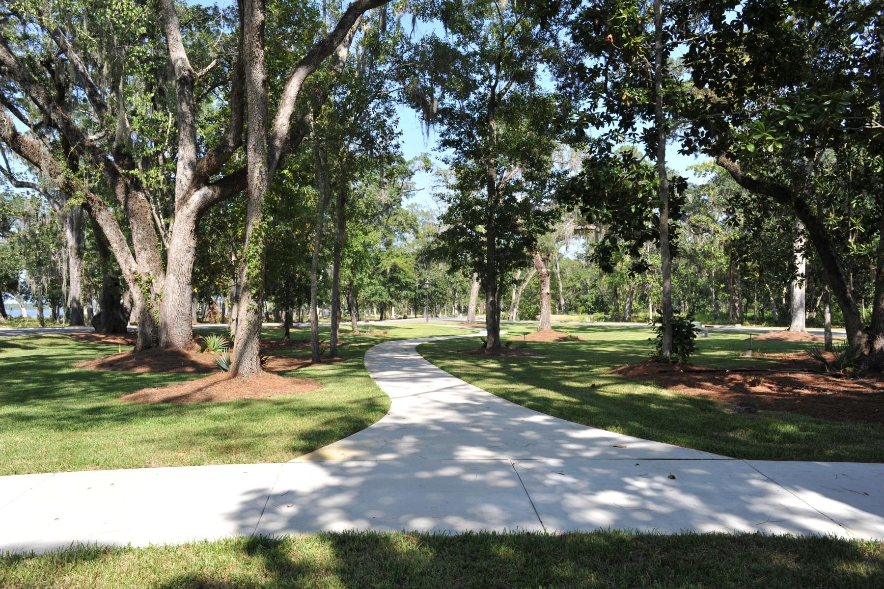 CHURCHILL OAKS - Land