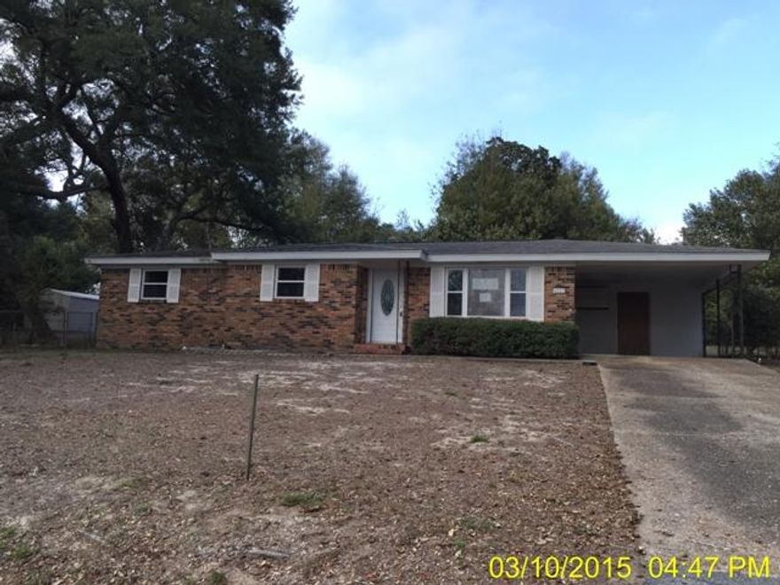 All brick 3 Bd / 2 Ba home on large corner lot in Niceville. Tile floors through out the kitchen & dining area. The dining room also has access to Florida Room. Prior to seller receipt & approval of the full title package from foreclosure, title to the Property will be conveyed by a quit claim deed. Property was built prior to 1978 and lead based paint potentially exists.