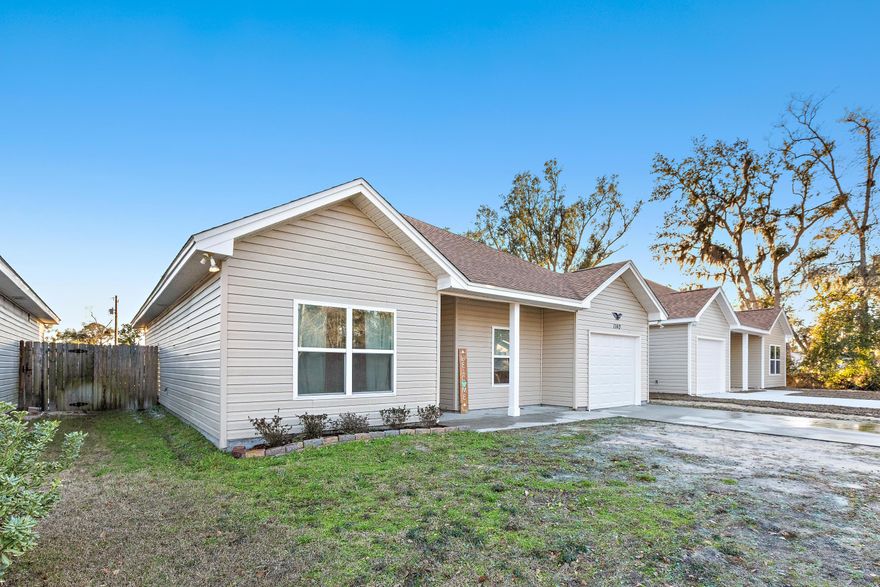 CURRENTLY UNDER CONTRACT.  SELLER ACCEPTING BACK UP OFFERS.  Don't miss out on this charming home. It's the perfect starter or downsize home. It has a split bedroom plan, granite countertops, a walk-in closet in the master bedroom and a large laundry room. Large back yard with plenty of room for kids or pets to play. 
Freshly painted. New carpet in the master soon. New flooring. Located near the public boat ramp at Fanning Bayou.