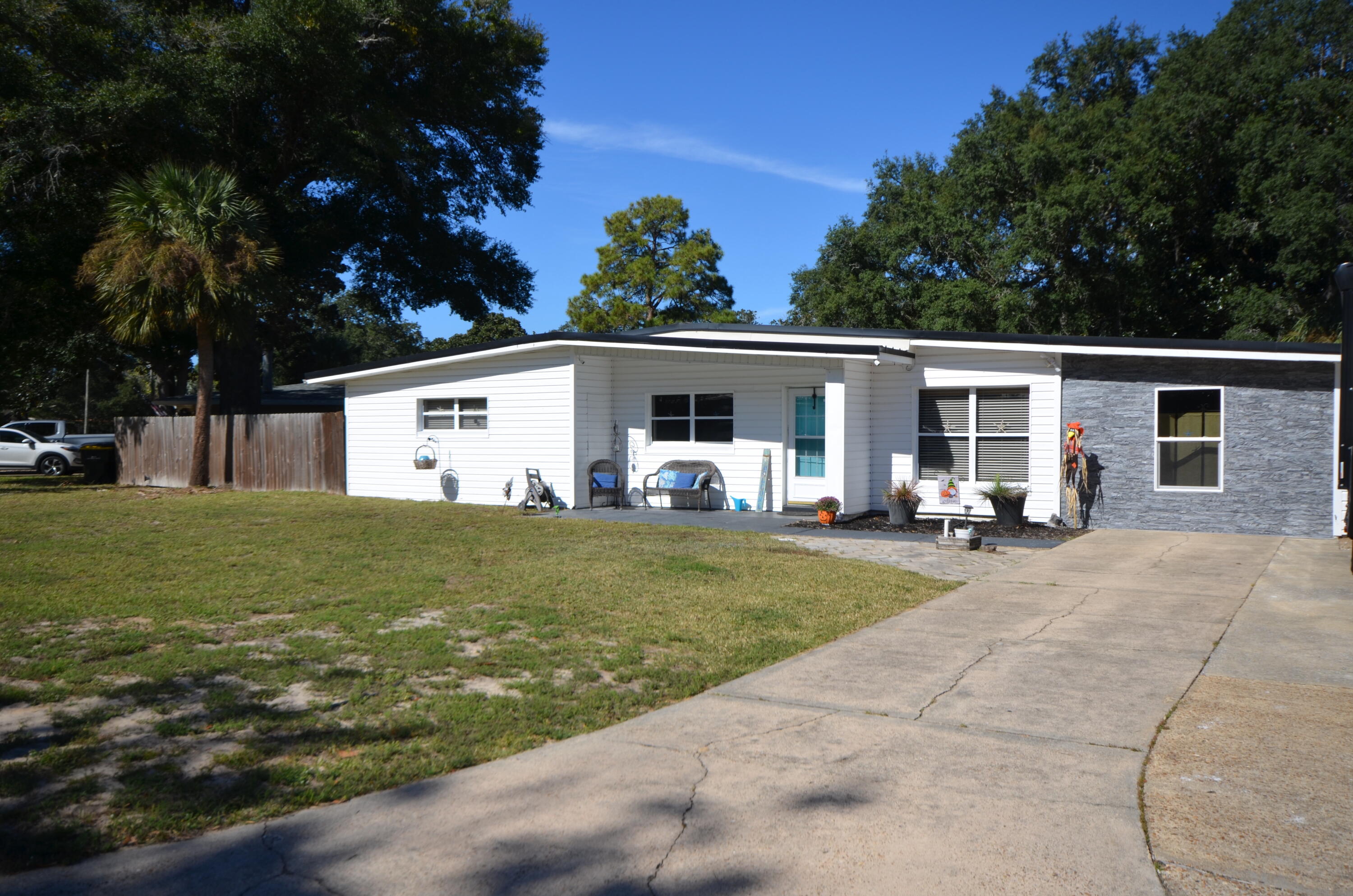 ELLIOTTS POINT 9TH ADDN - Residential