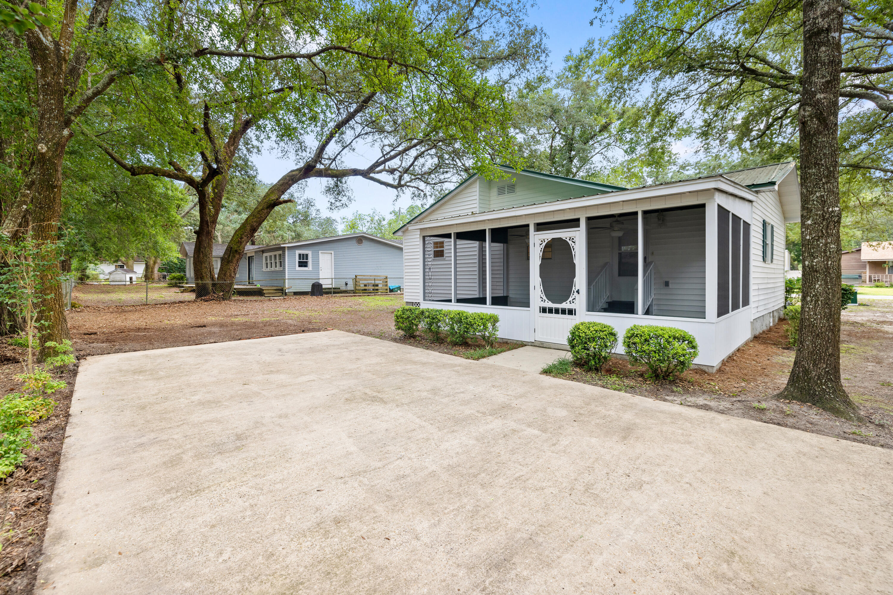 GREY MOSS POINT S/D LOT 6 BLK 2 - Residential