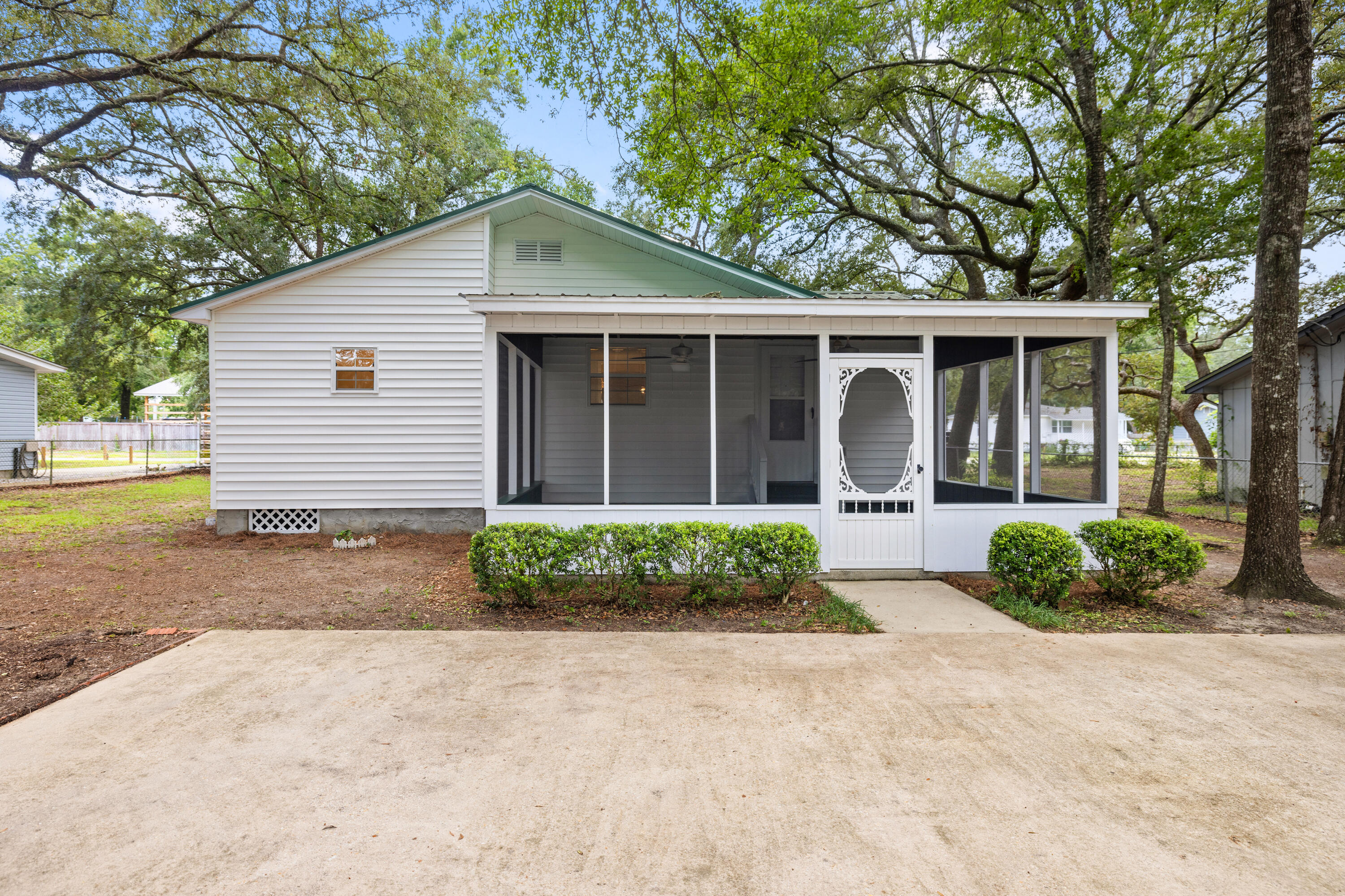 GREY MOSS POINT S/D LOT 6 BLK 2 - Residential