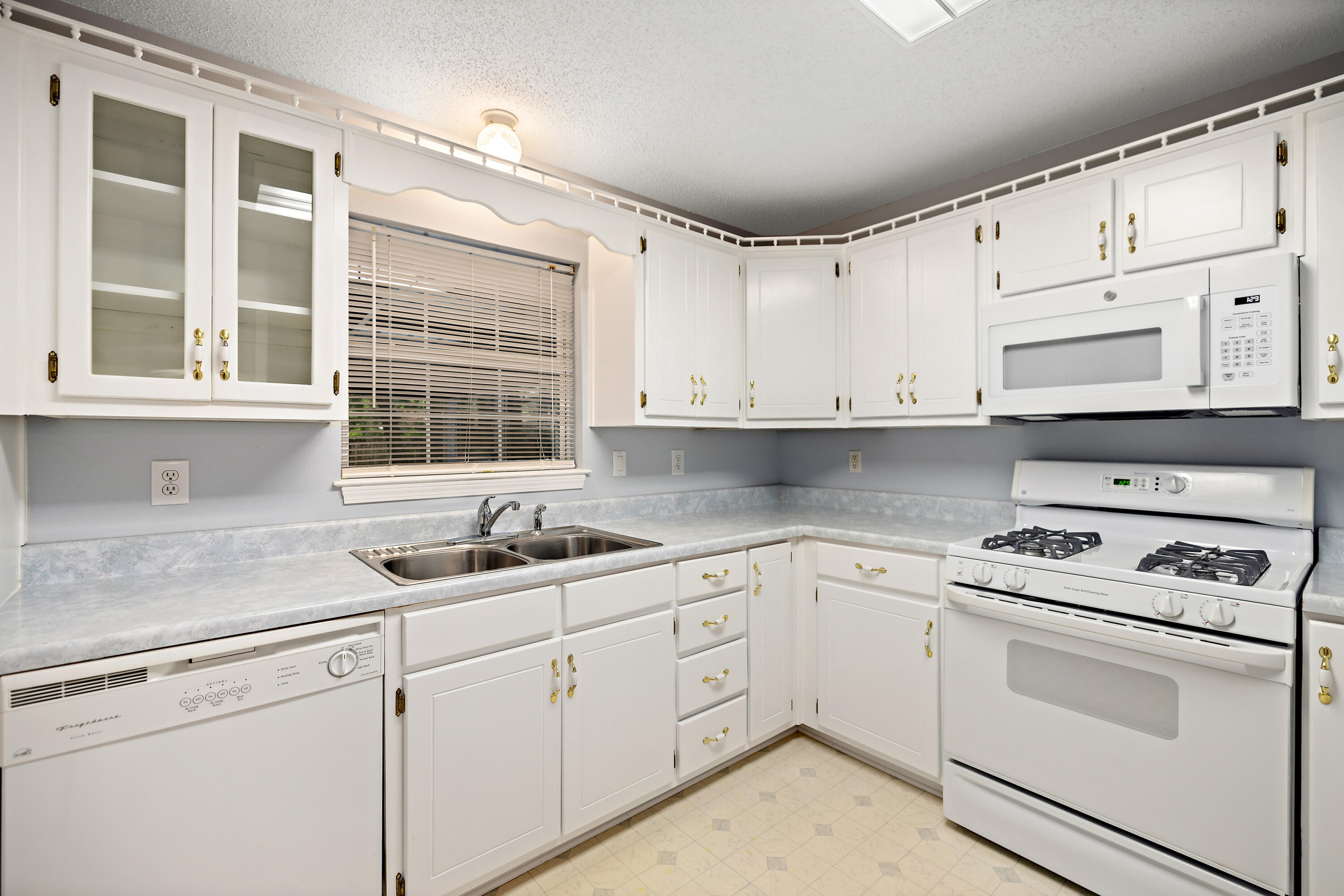 GREY MOSS POINT S/D LOT 6 BLK 2 - Residential