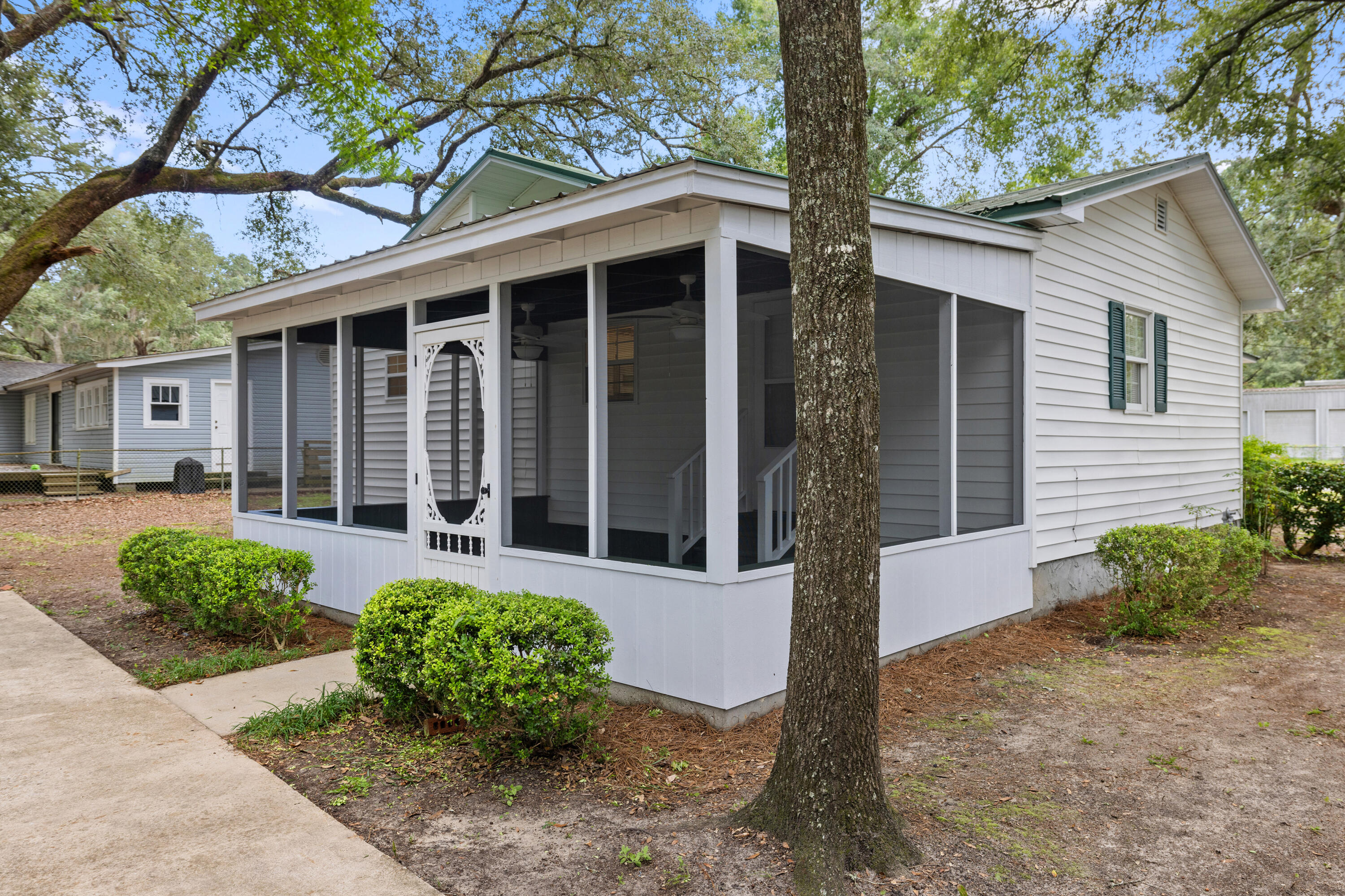 GREY MOSS POINT S/D LOT 6 BLK 2 - Residential