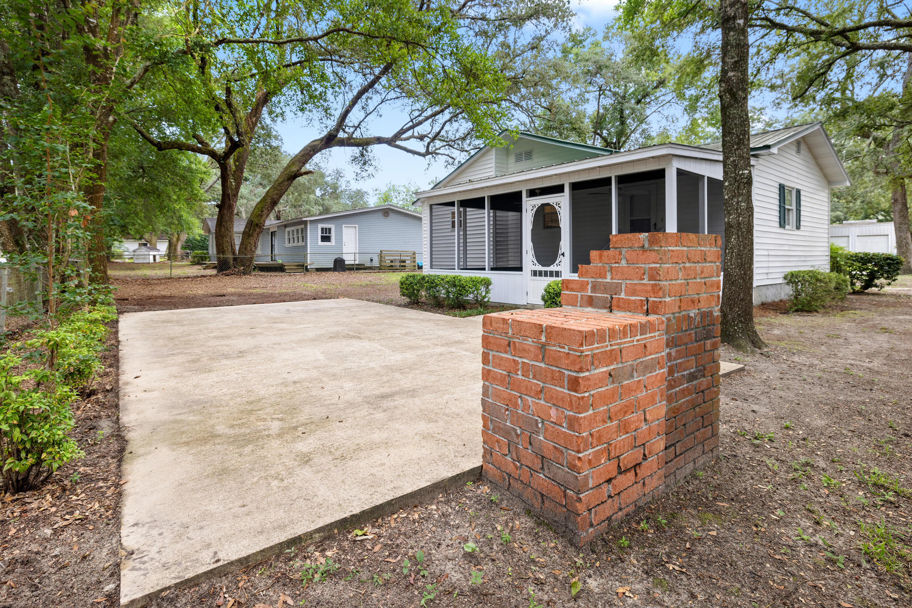 GREY MOSS POINT S/D LOT 6 BLK 2 - Residential