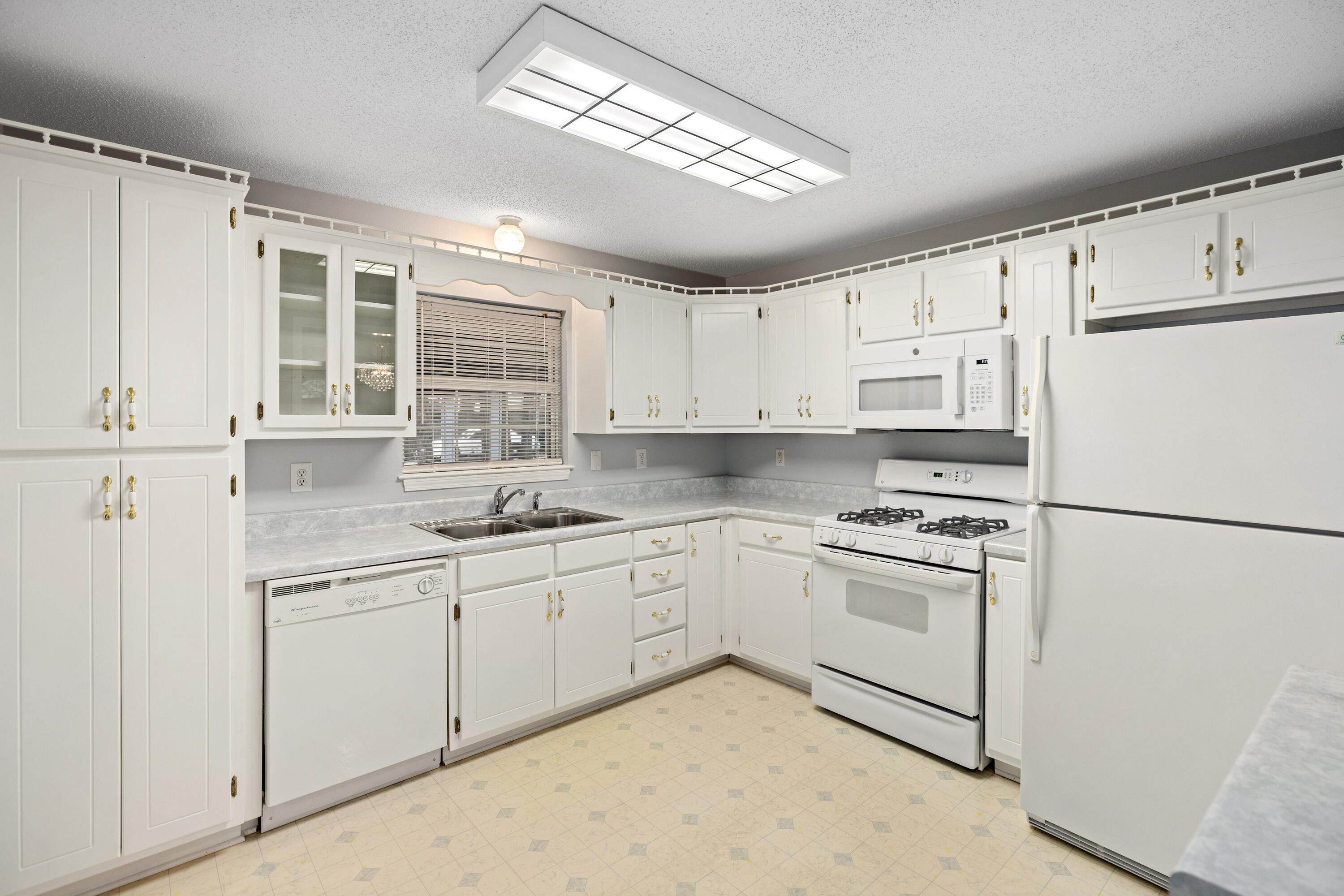 GREY MOSS POINT S/D LOT 6 BLK 2 - Residential