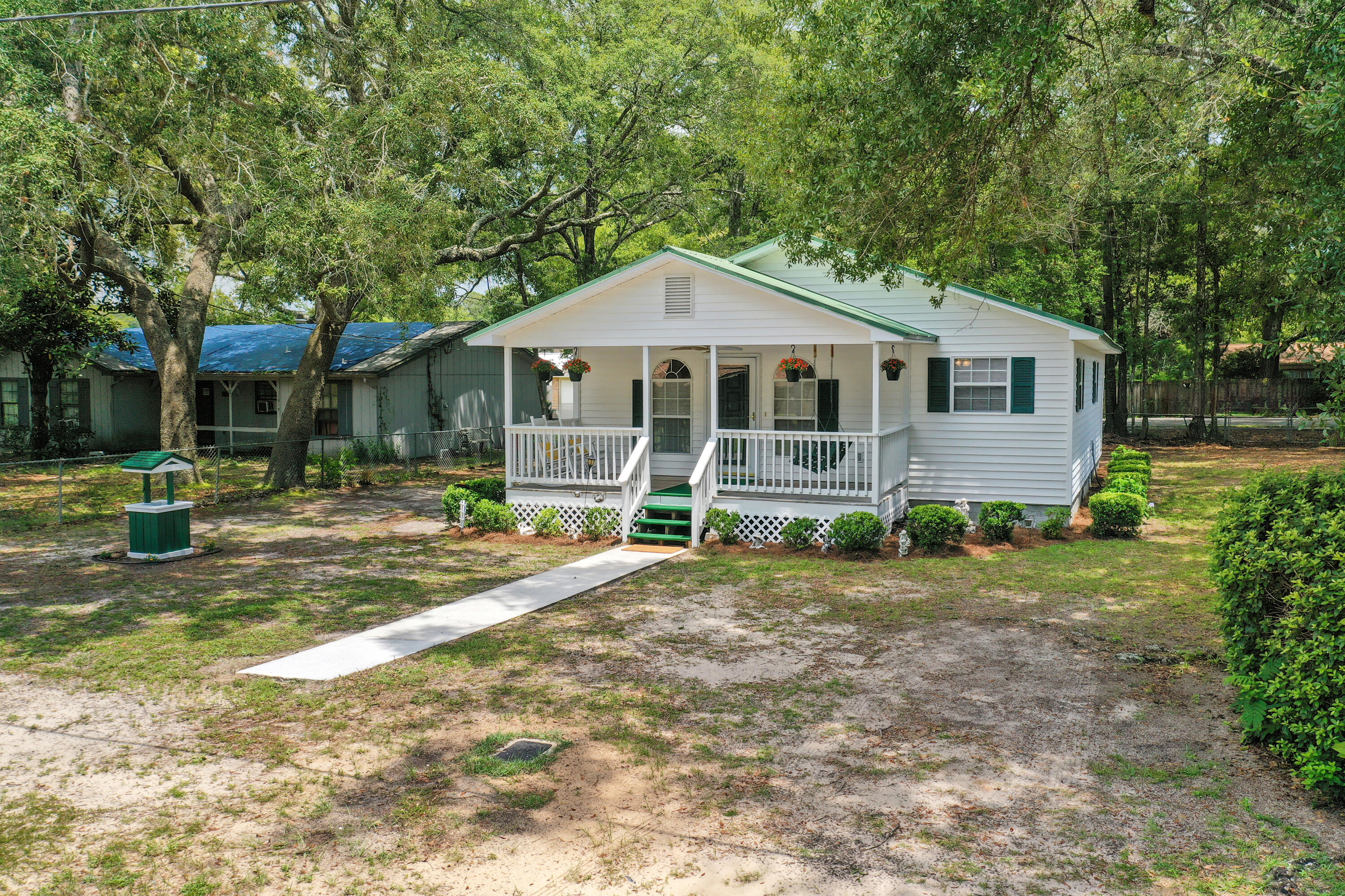 GREY MOSS POINT S/D LOT 6 BLK 2 - Residential