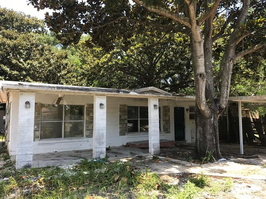 Motivated seller, bring offers. Calling all investors! This one is looking for a new owner with vision and know how. Large backyard with detached building. Come see the potential. Close to downtown and Brooks Bridge