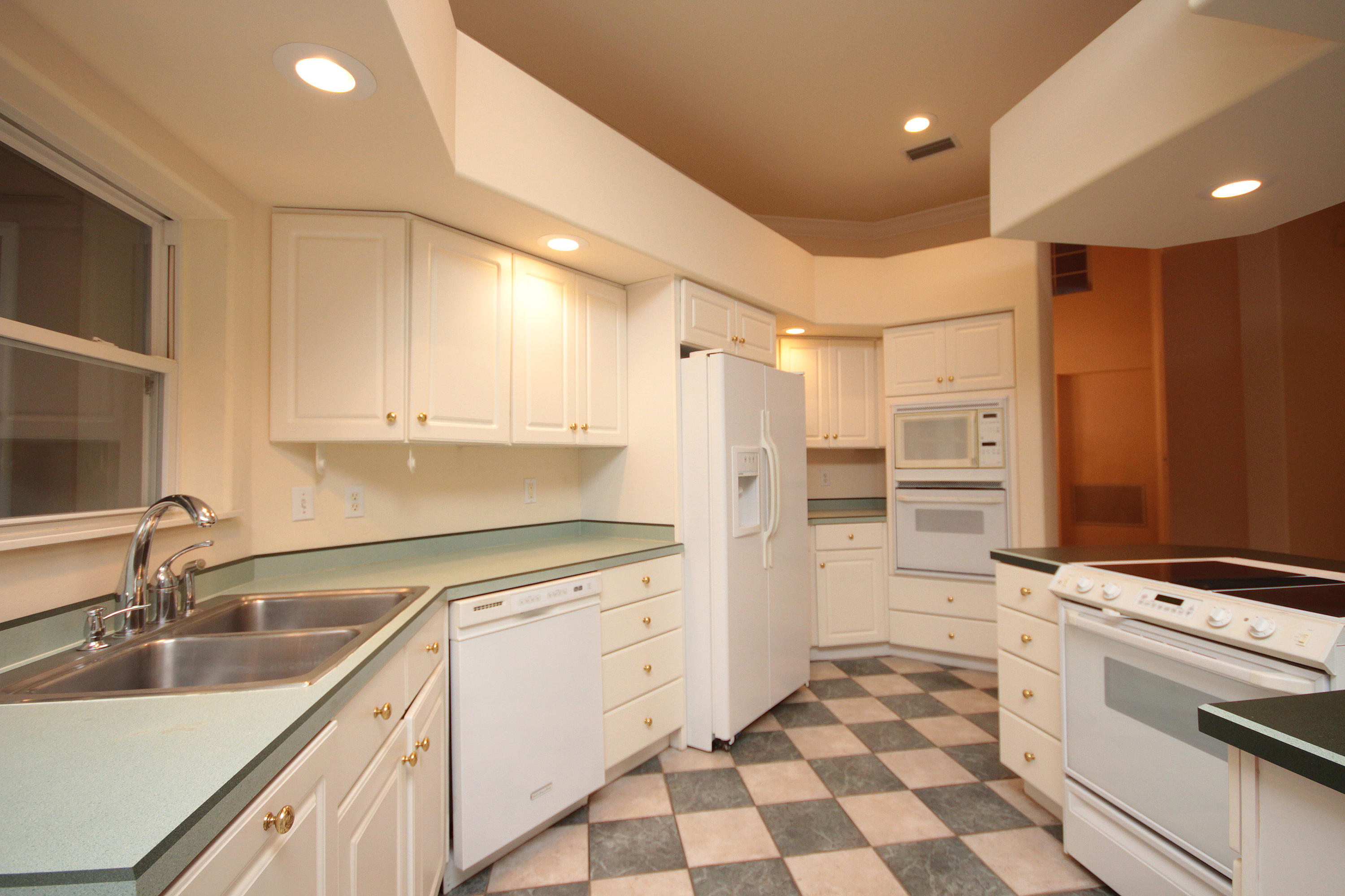 BAYTOWNE AVE EAST - Residential