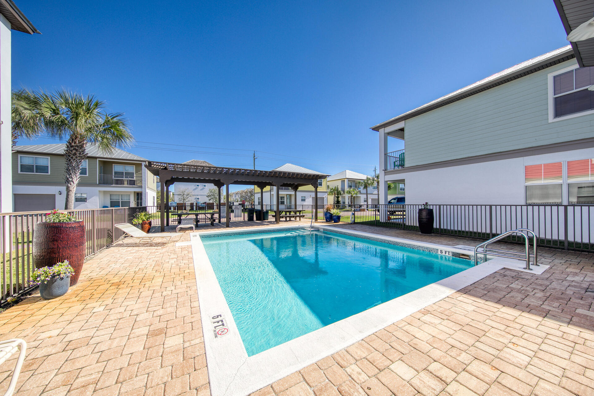 LEISURE BAY - Residential