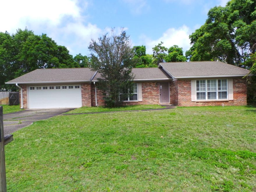 Charming In Villa Venyce S/D! This is your chance to own in Gulf Breeze. This home has tons of potential to be your dream home or investment opportunity. Home features three bedrooms two full bathrooms and over 1900sqft of floor plan. Large Family/Dining area boasts wood burning fireplace. Wood laminate flooring throughout and stately columns. Home is convenient to beaches, shopping, movies, restaurants and much more!